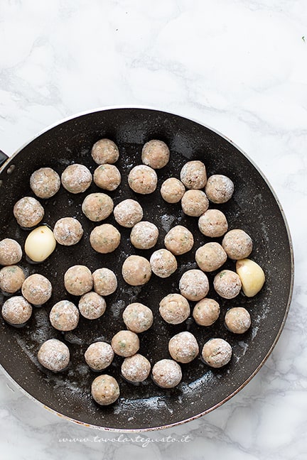 rosolare le polpette al limone in padella