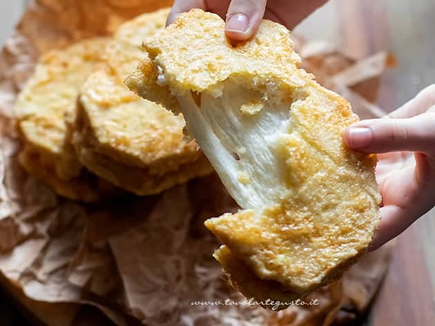 Mozzarella in carrozza alla napoletana - Ricetta di Tavolartegusto