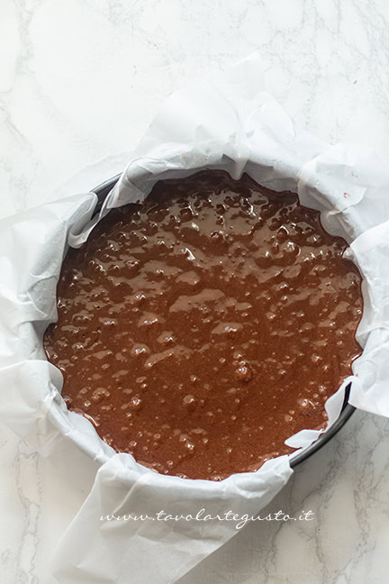 impasto della torta con uova di pasqua