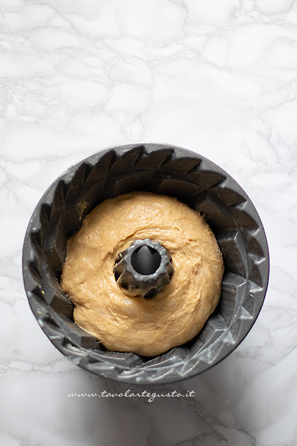 inserire in teglia il babà napoletano - Ricetta di Tavolartegusto