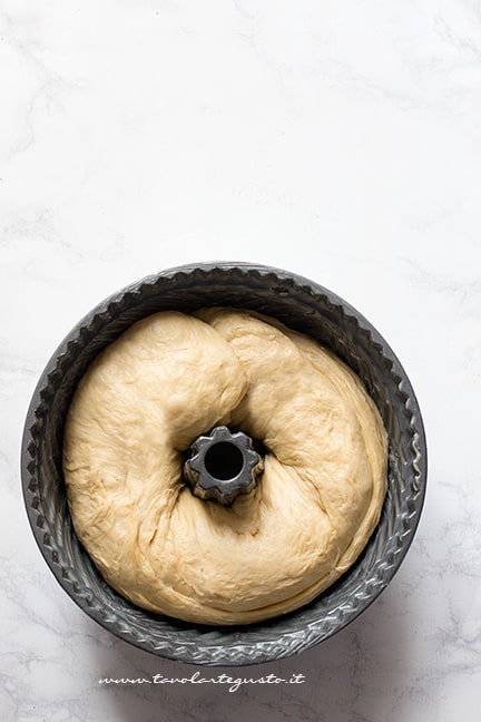 inserire la brioche salata in uno stampo - Ricetta di Tavolartegusto