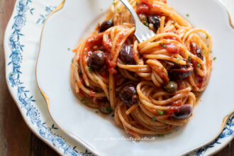 Spaghetti alla puttanesca (pasta alla puttanesca)
