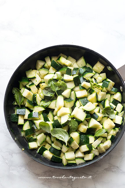 cuocere le zucchine per fare le polpette di zucchine