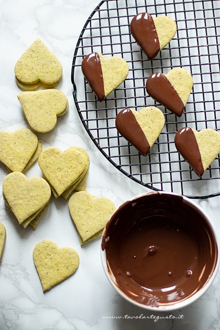 glassare i biscotti al pistacchio con cioccolato