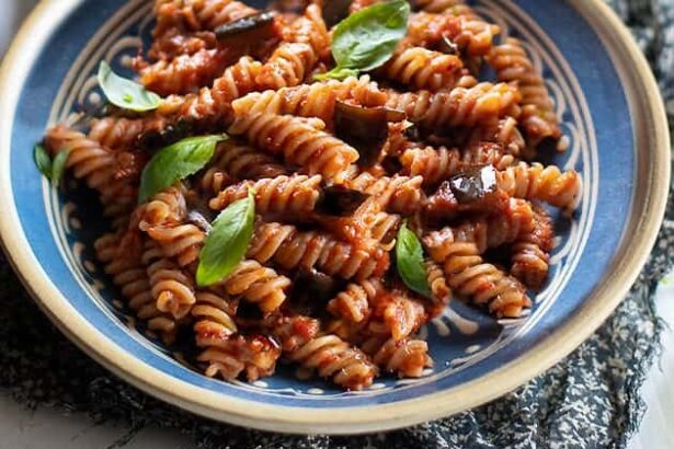 Pasta integrale con melanzane - Ricetta di Tavolartegusto