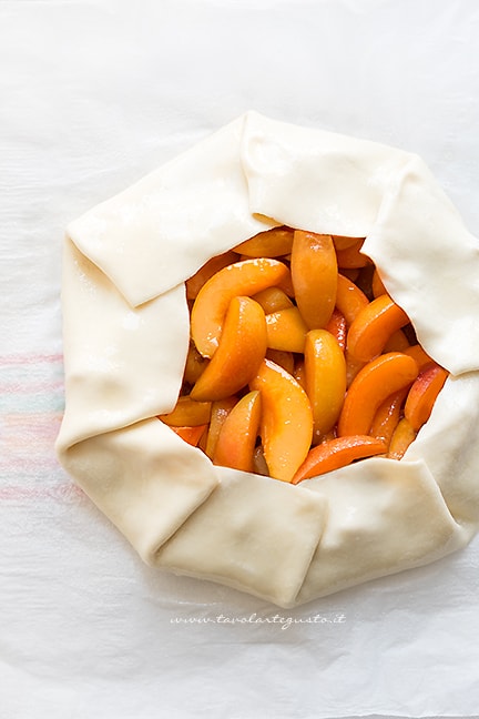 Pennellare e cuocere la sfogliata di albicocche - Ricetta di Tavolartegusto