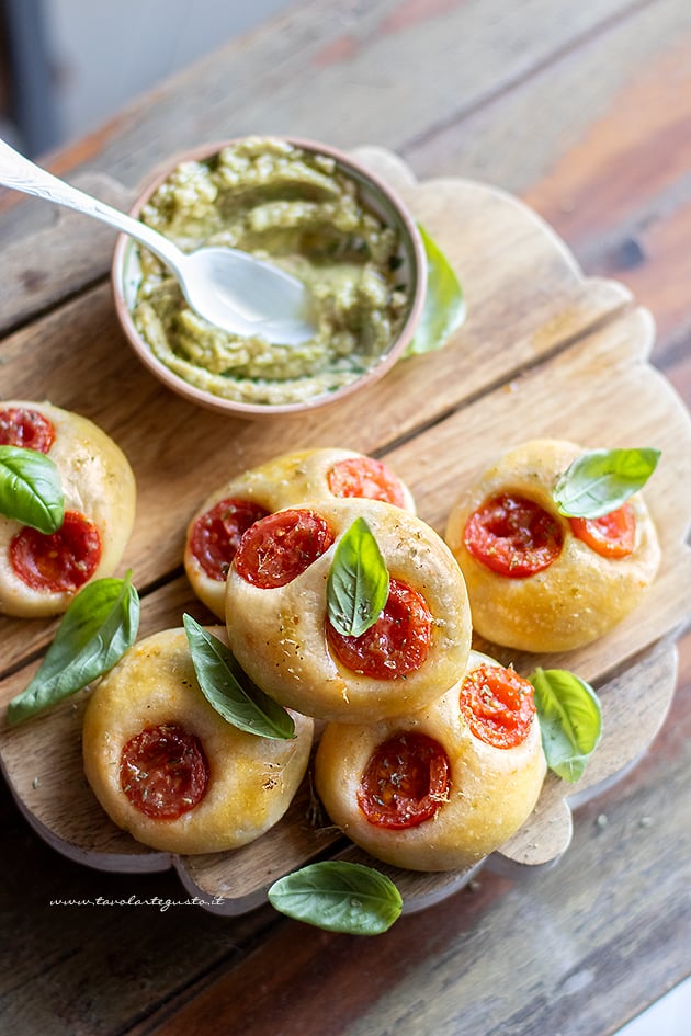 Pizzette di pan brioche - Ricetta di Tavolartegusto