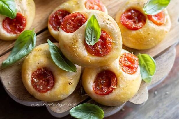 Pizzette di pan brioche - Ricetta di Tavolartegusto