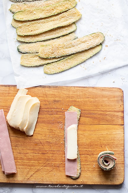 arrotolare gli involtini di zucchine