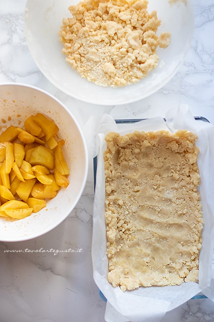 come fare la sbriciolata di pesche - Ricetta di Tavolartegusto