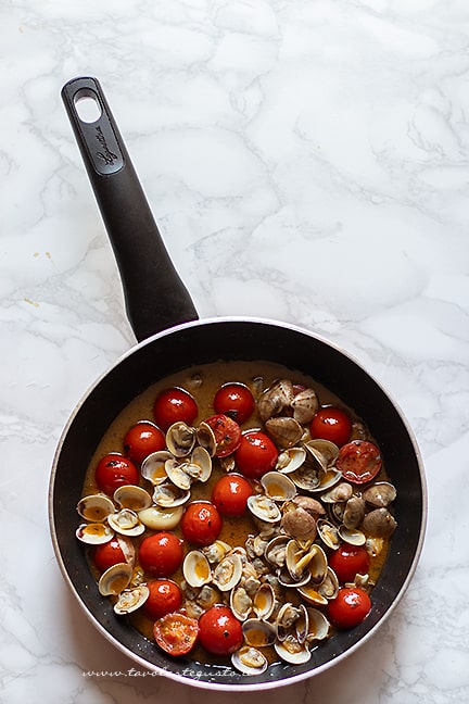 Come fare la pasta integrale con vongole - Ricetta di Tavolartegusto