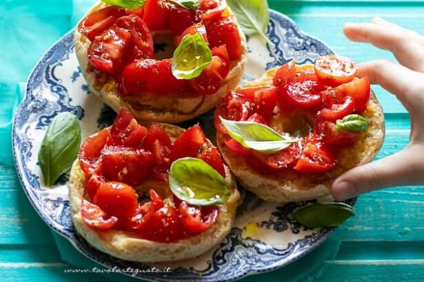 Friselle con pomodorini - Ricetta di Tavolartegusto