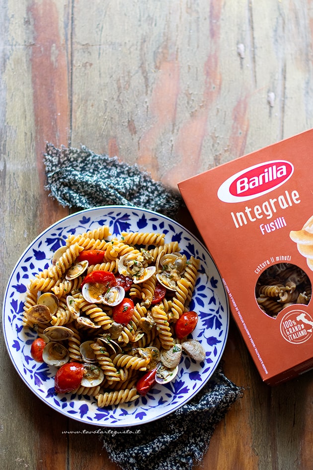 Pasta integrale con vongole - Ricetta di Tavolartegusto