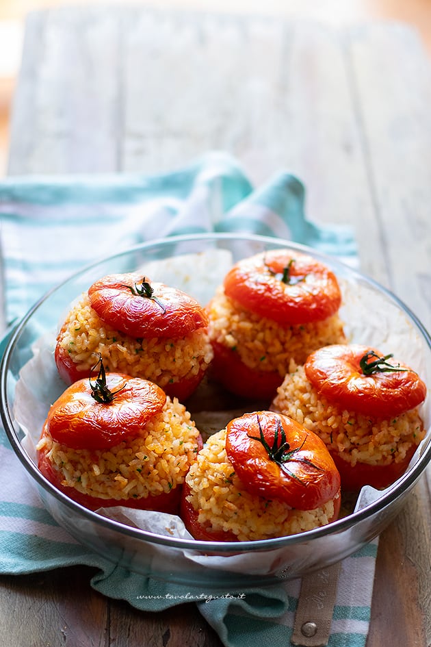 Pomodori ripieni di riso - Ricetta di Tavolartegusto