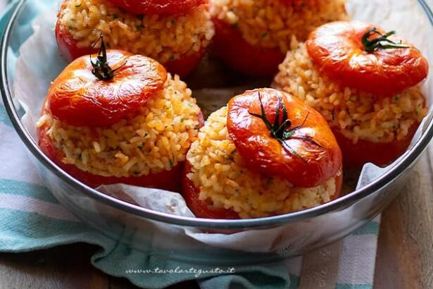 Pomodori ripieni di riso - Ricetta di Tavolartegusto