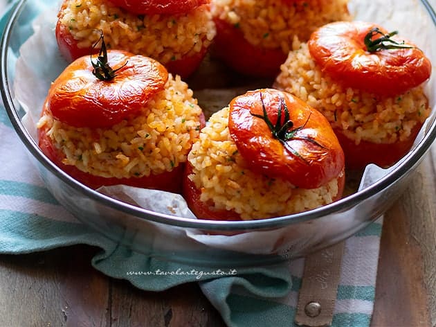 Pomodori ripieni di riso - Ricetta di Tavolartegusto