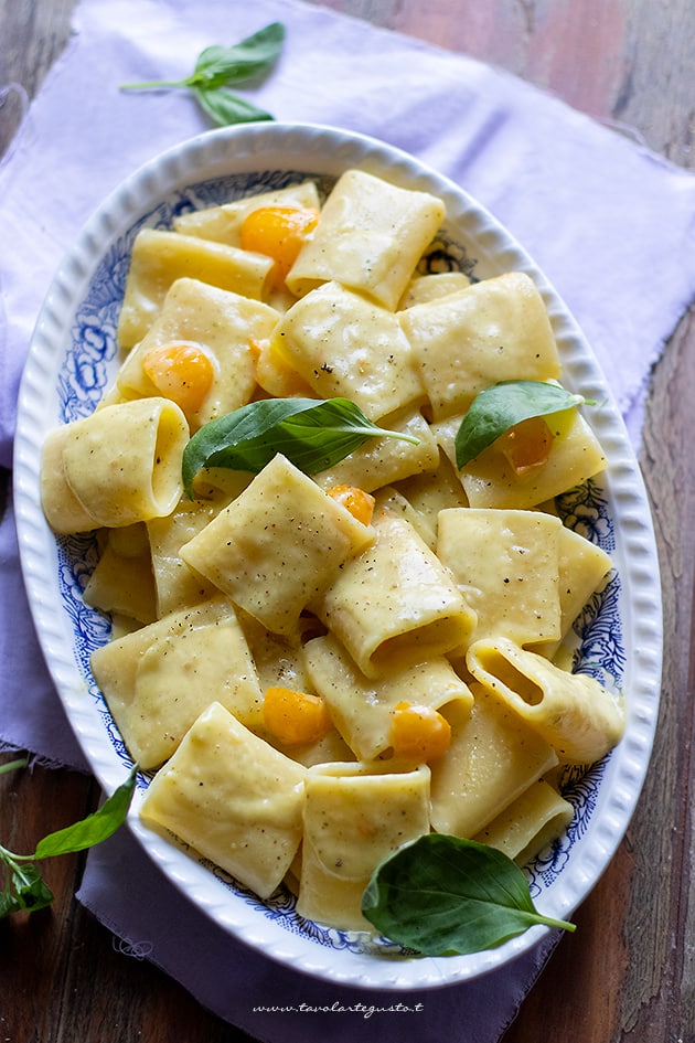 Pasta con crema di pomodorino giallo e pecorino