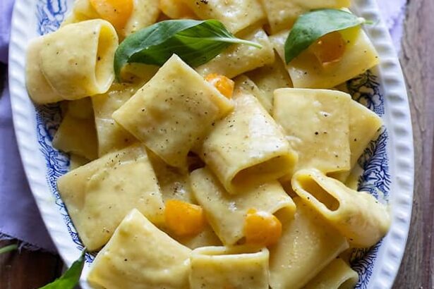 Pasta con crema di pomodorino giallo e pecorino