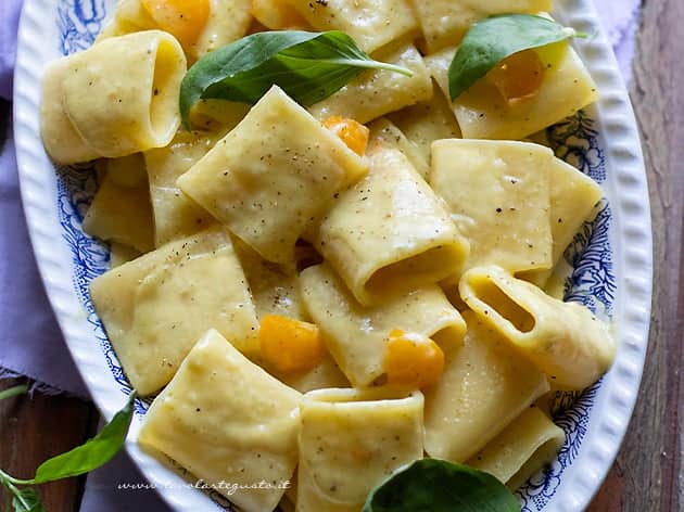 Pasta con crema di pomodorino giallo e pecorino