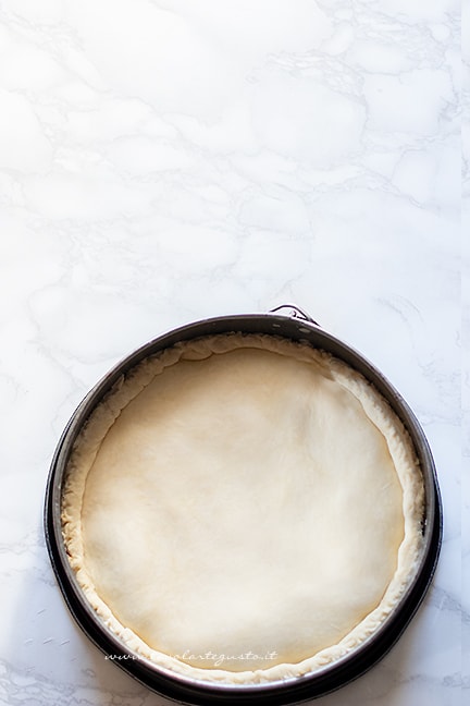 ricoprire con brisè la torta di cipolle