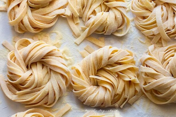 Tagliatelle fatte in casa - Ricetta di Tavolartegusto