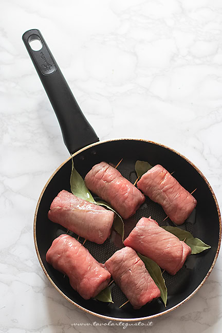 cuocere involtini di carne in padella