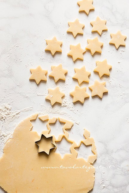 intagliare biscotti per crostata di frutta secca