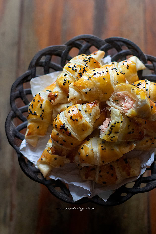 Cornetti al salmone e pasta sfoglia