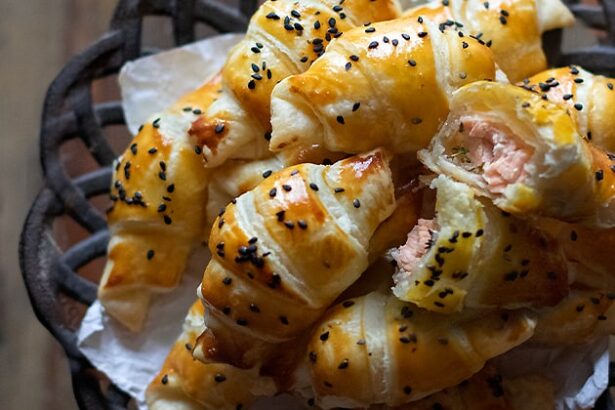 Cornetti al salmone e pasta sfoglia - Ricetta di Tavolartegusto