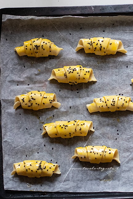 cuocere i cornetti al salmone e pasta sfoglia