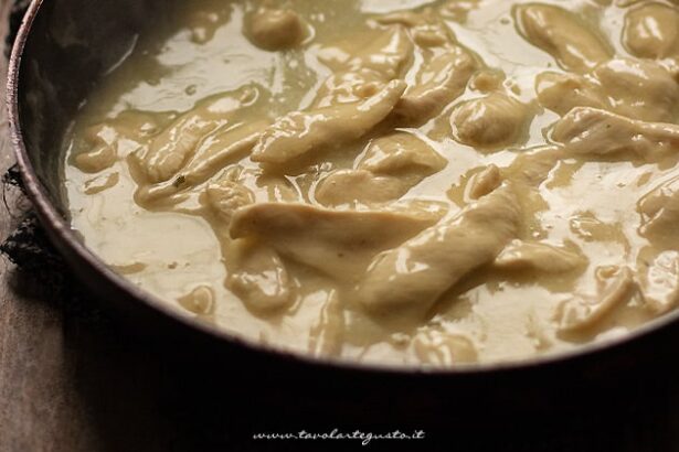 Straccetti di pollo in padella - Ricetta di Tavolartegusto