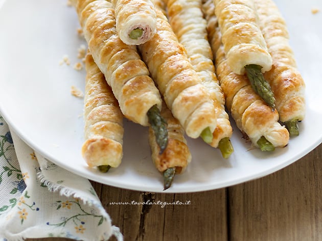 Asparagi in crosta di pasta sfoglia - Ricetta - Ricetta di Tavolartegusto