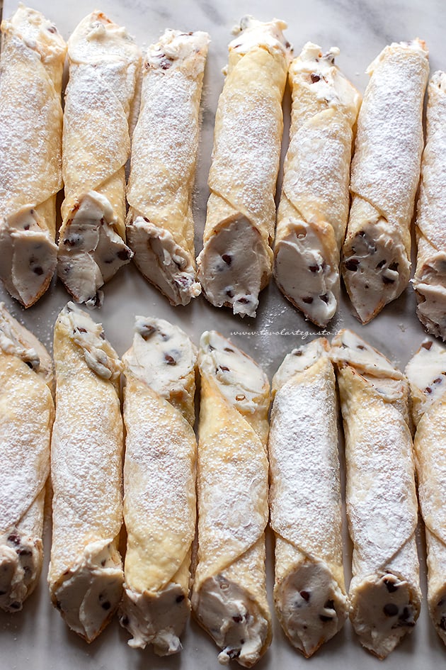 Cannoli di pasta sfogli alla crema di ricotta