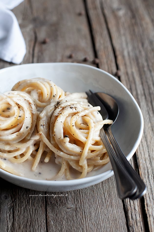 Pasta cacio e pepe - Ricetta di Tavolartegusto