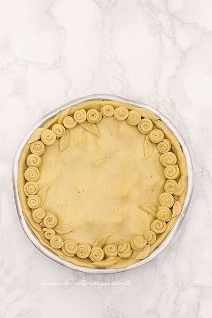 decorare e cuocere la torta salata ai carciofi