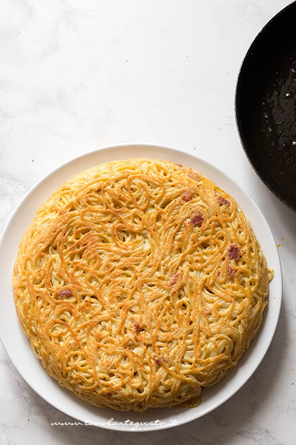 girare la frittata di pasta