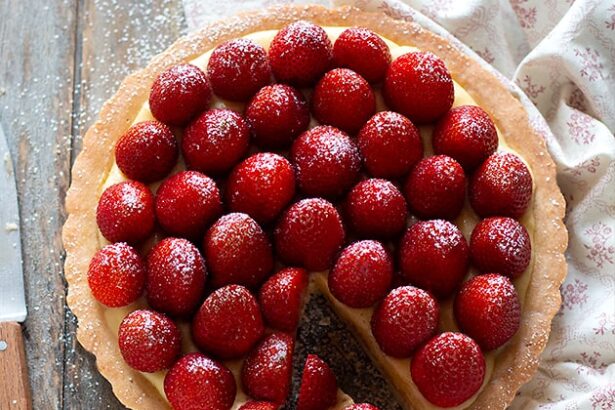 Crostata alla mandorle e fragole - Ricetta di Tavolartegusto