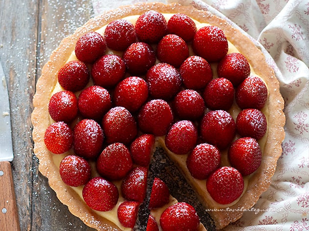 Crostata alla mandorle e fragole