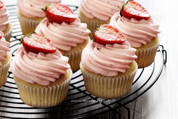 Cupcake alle fragole ricetta - Ricetta di Tavolartegusto