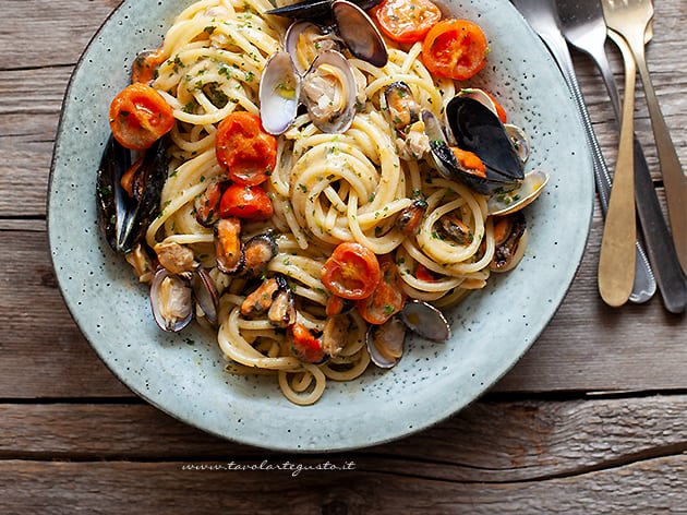 Spaghetti cozze e vongole - Ricetta di Tavolartegusto