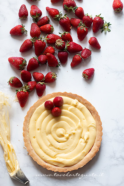 assemblare la crostata alle mandorle e fragole