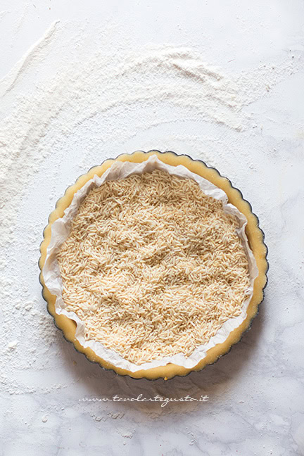 cottura del guscio della crostata alle mandorle e fragole