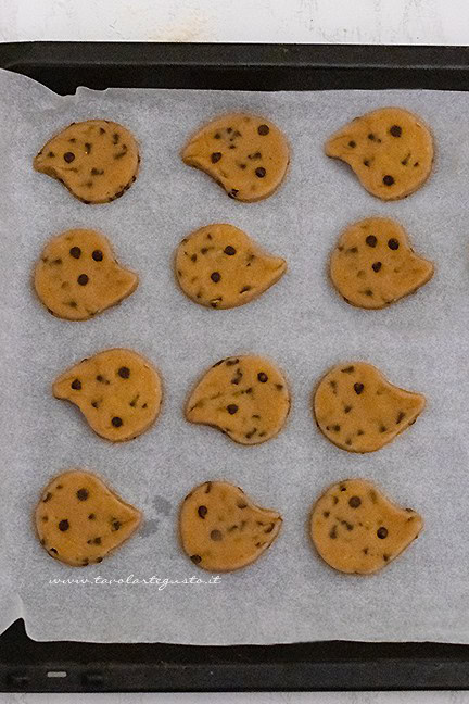 cuocere i biscotti con gocce di cioccolato