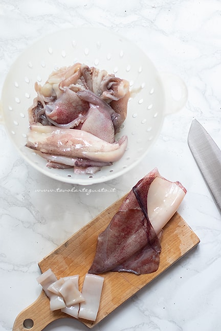 pulire i calamari per una frittura di calamari perfetta - Ricetta di Tavolartegusto