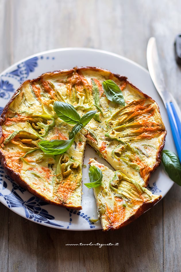 Frittata con fiori di zucca in padella