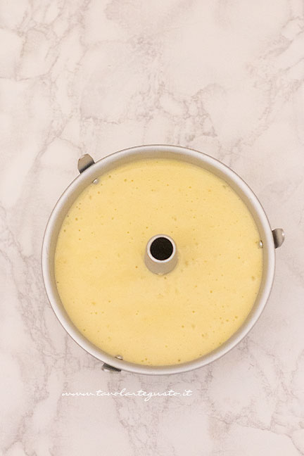 chiffon cake al limone pronta da cuocere