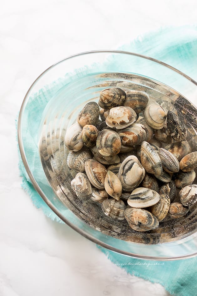 come pulire le vongole - Ricetta di Tavolartegusto