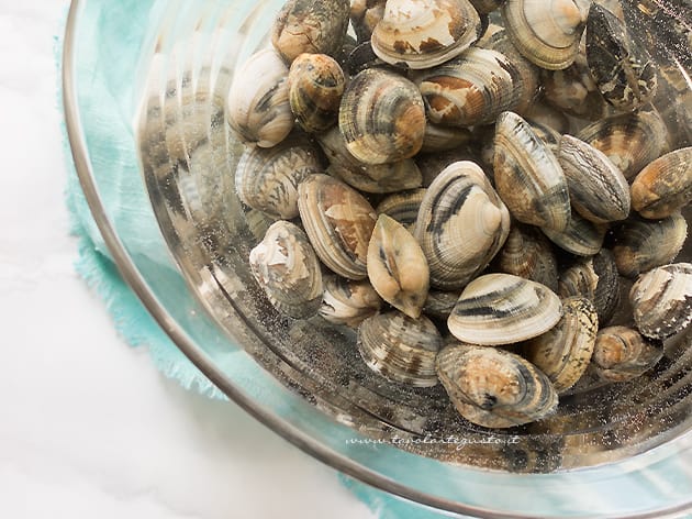 come pulire le vongole - Ricetta di Tavolartegusto