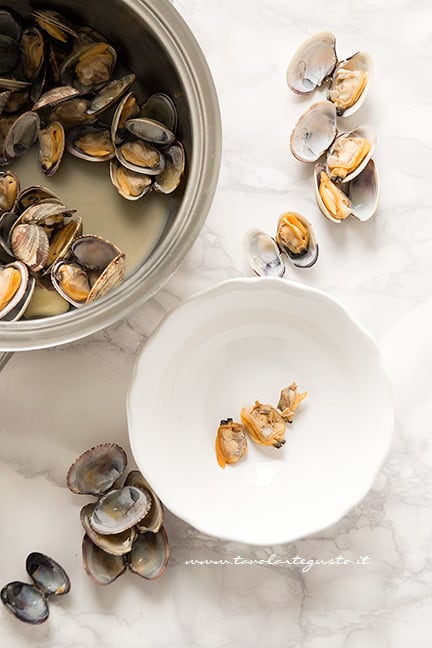 come sgusciare le vongole pulite - Ricetta di Tavolartegusto