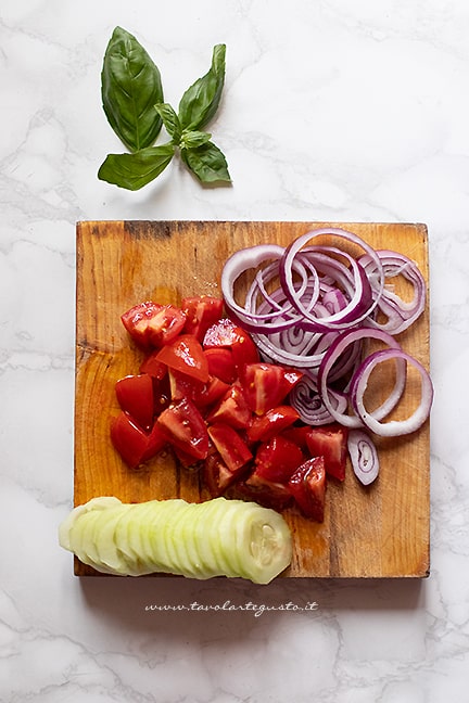 condire la panzanella